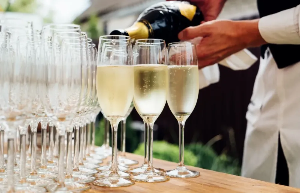 Champagne servit dans des flutes